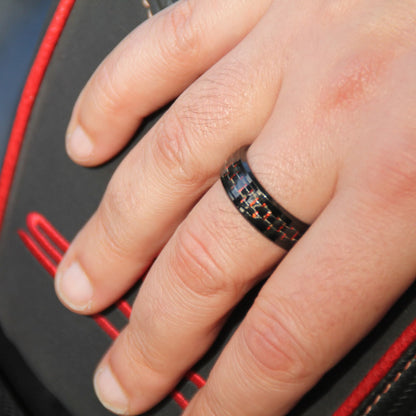 Bague pour motard en acier inox noir et fibre de carbone rouge assortie à la selle bagster de la z900