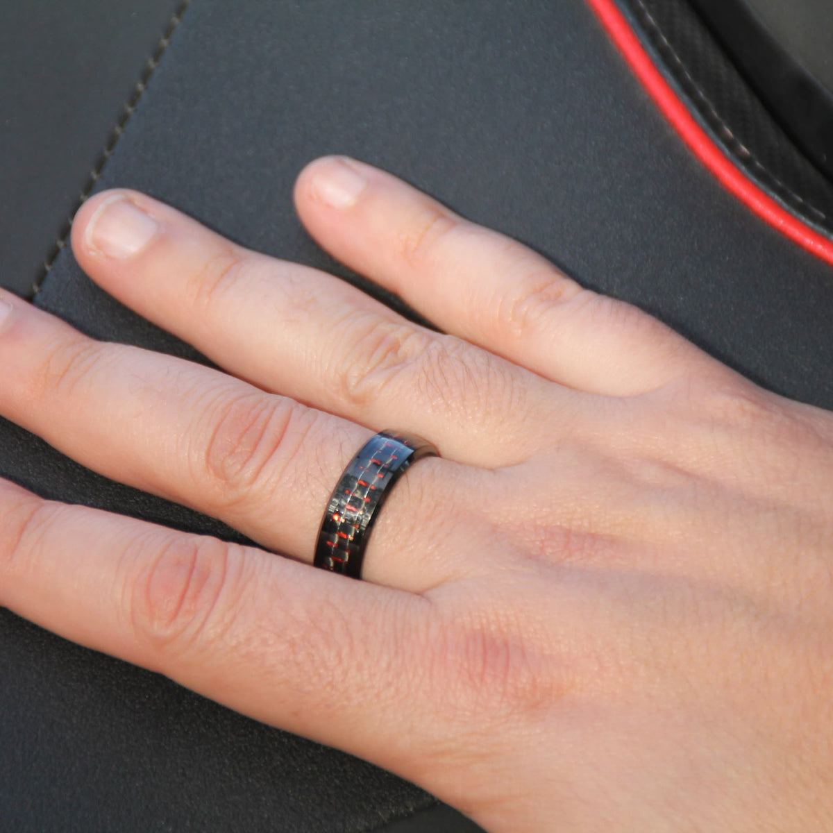 Bague motard en acier inox noir et fibre de carbone rouge