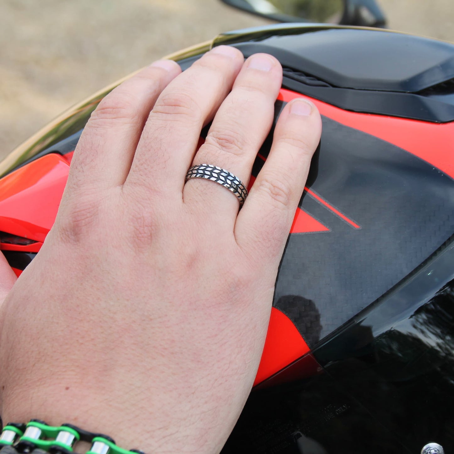 Bague pneu en acier inoxydable pour motard.