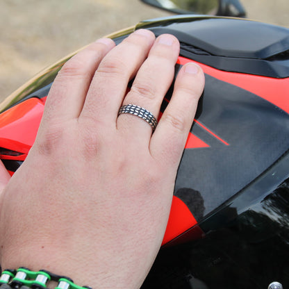 Bague pneu en acier inoxydable pour motard.