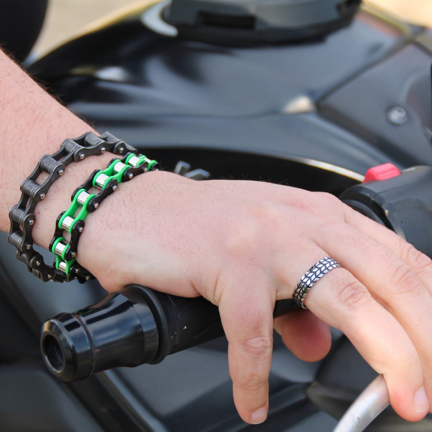 Bijoux pour motard en acier inoxydable. Bagues pneu et bracelets chaine de moto.