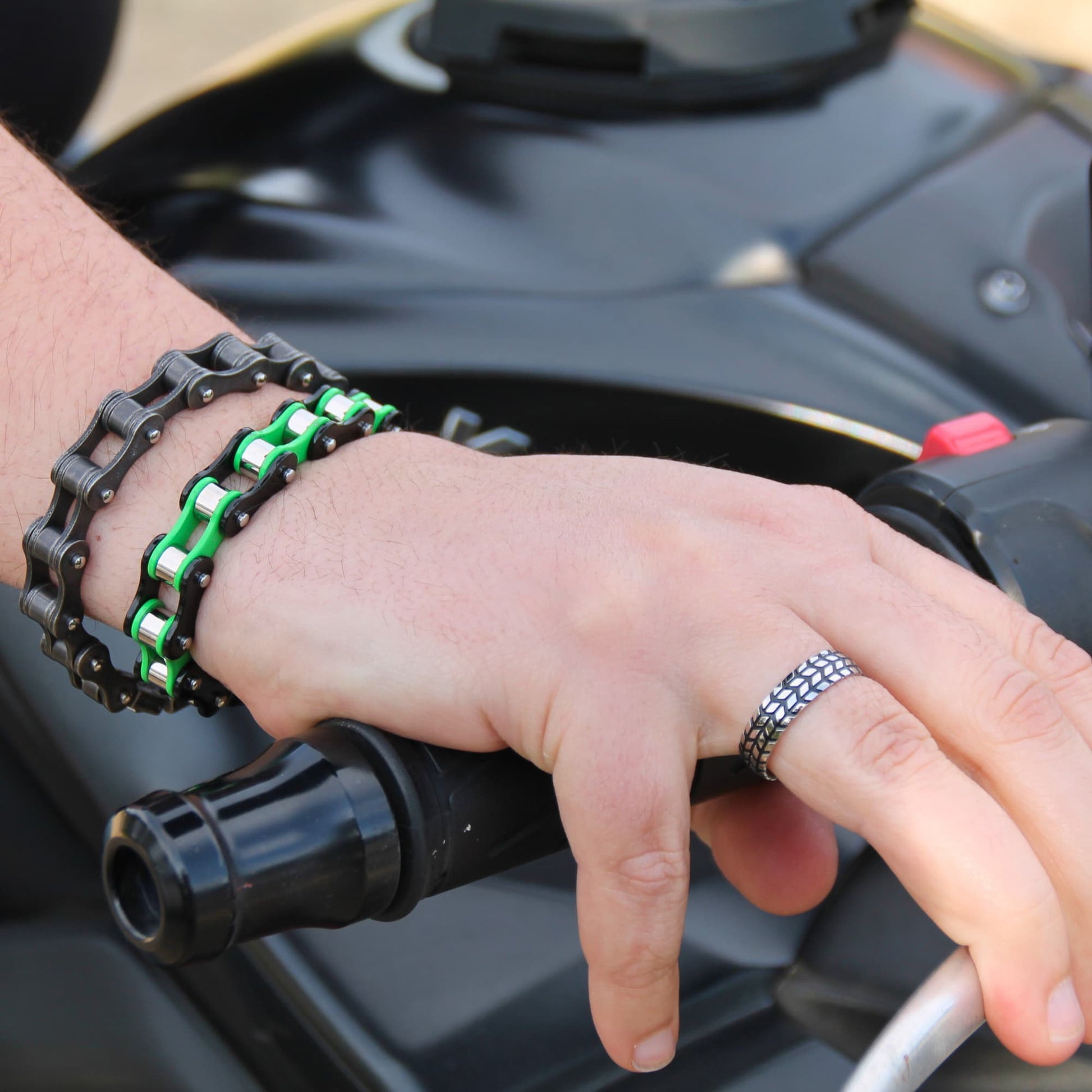 Bijoux pour motard en acier inoxydable. Bagues pneu et bracelets chaine de moto.