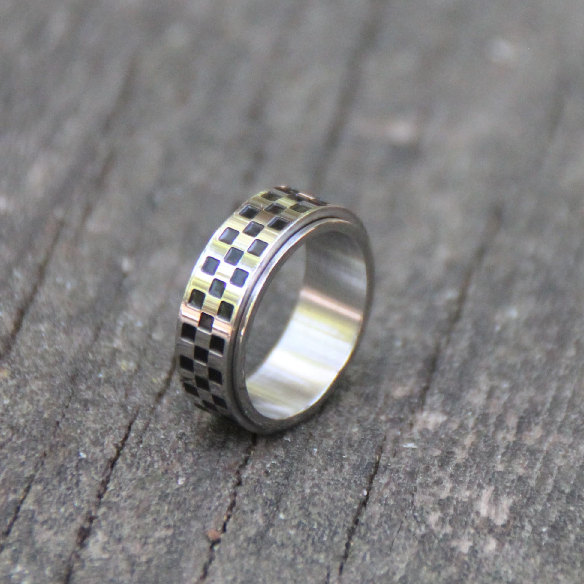 Bague acier inox rotative damier course moto GP finition argent et noir
