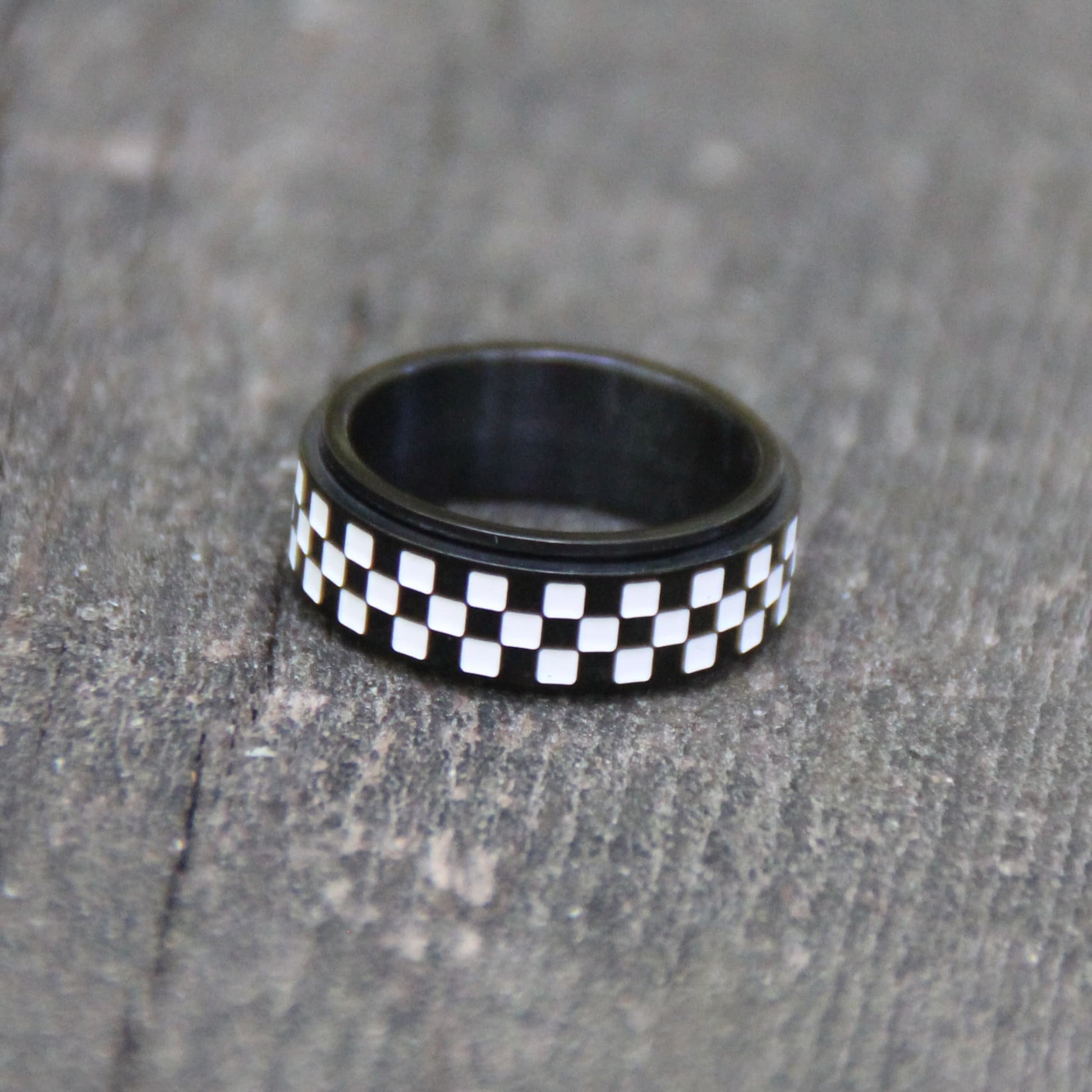 Bague acier inox rotative damier course moto GP finition blanc et noir