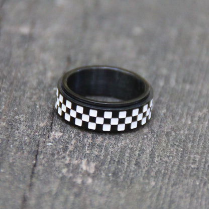 Bague acier inox rotative damier course moto GP finition blanc et noir
