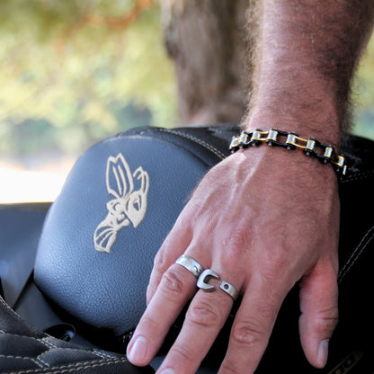 Bijoux homme motard. 