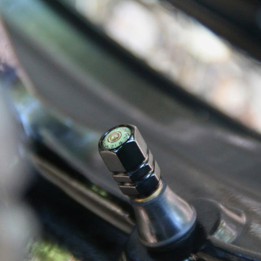 Vue de 3 quart en situation des bouchons de valve moto design balle / cartouche.