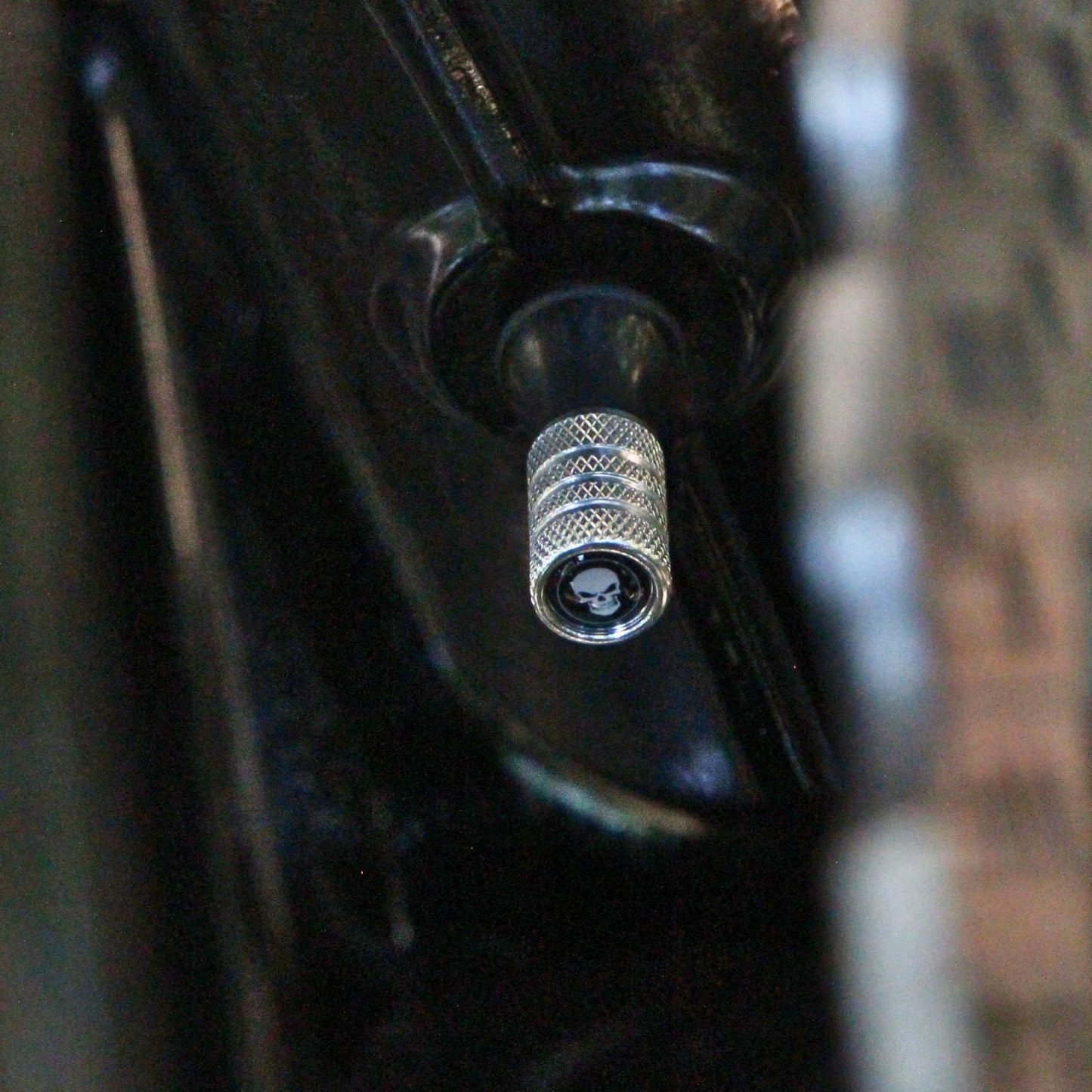 Vue en situation des bouchons de valve moto argentés design crâne. 