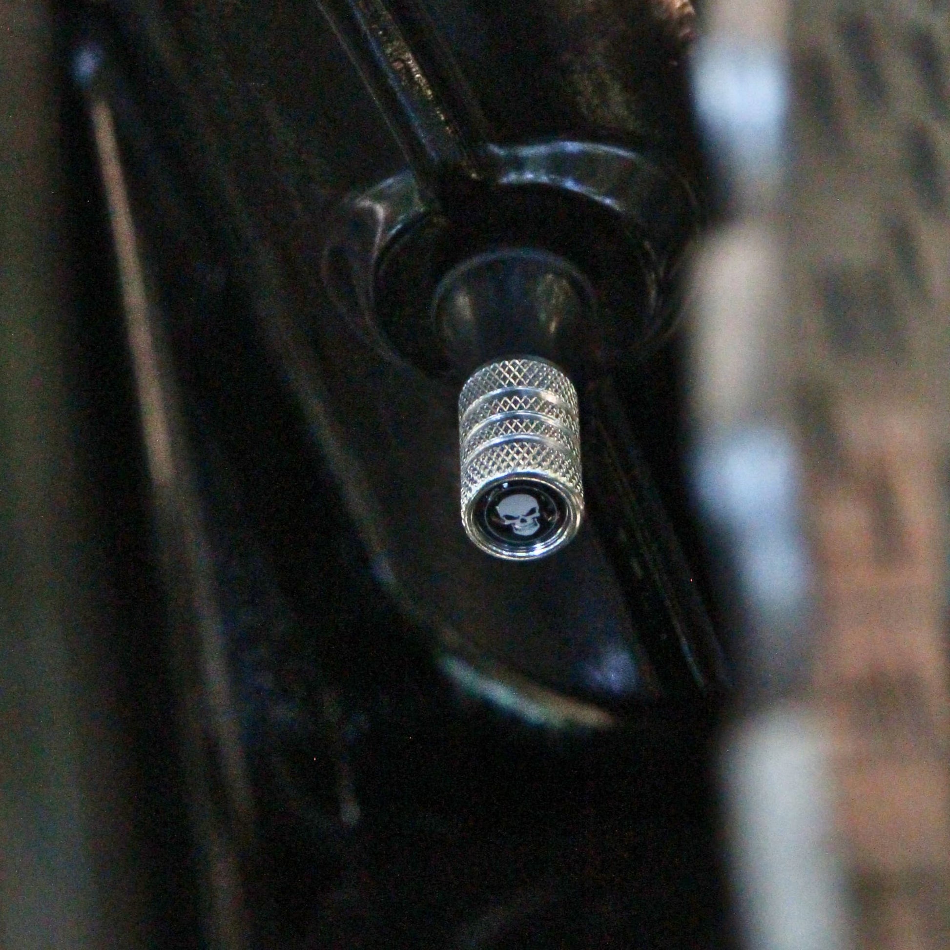 Vue en situation des bouchons de valve moto argentés design crâne. 