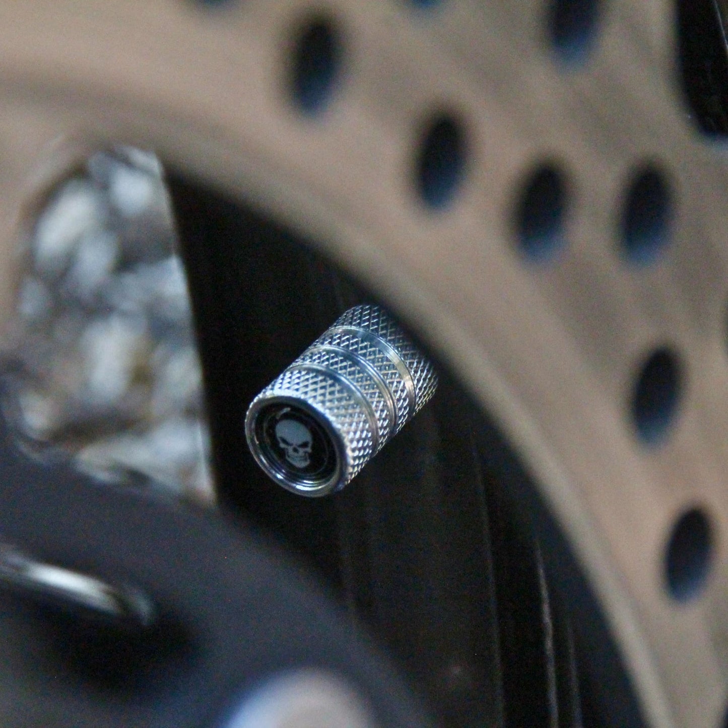Zoom sur les bouchons de valve moto argentés design crâne. Cadeau motard original.