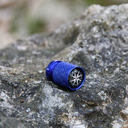 Bouchons de valve moto bleus design Rose de Vents pour amoureux de roadtrip moto.