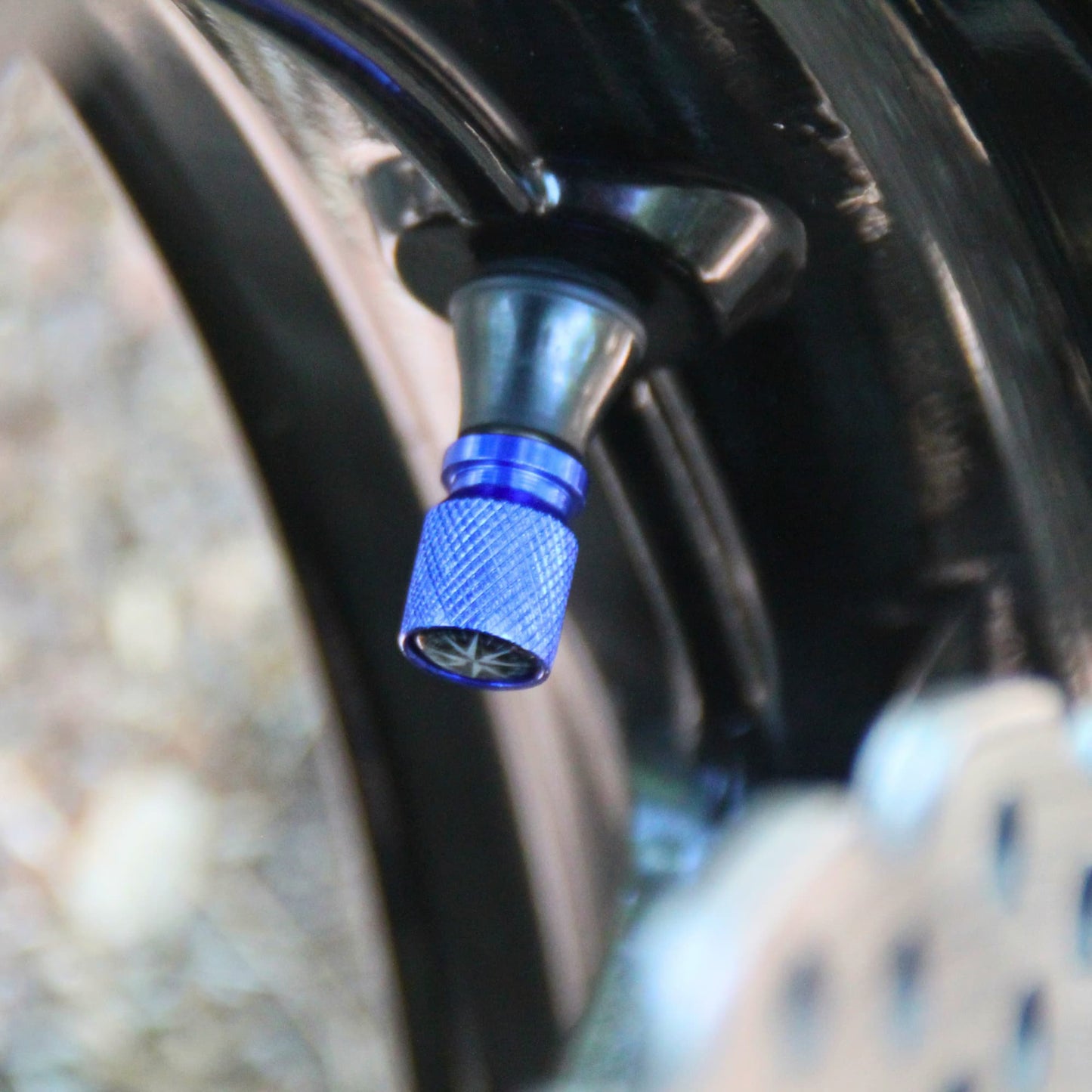 Bouchons de valve moto bleus design Rose de Vents. Une idée cadeau originale pour amoureux de roadtrip moto