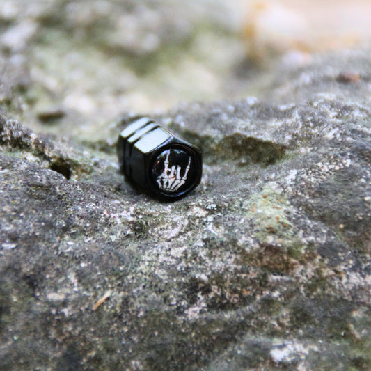 Bouchons de valve moto alluminium  noirs design signe Rock main squelette.
