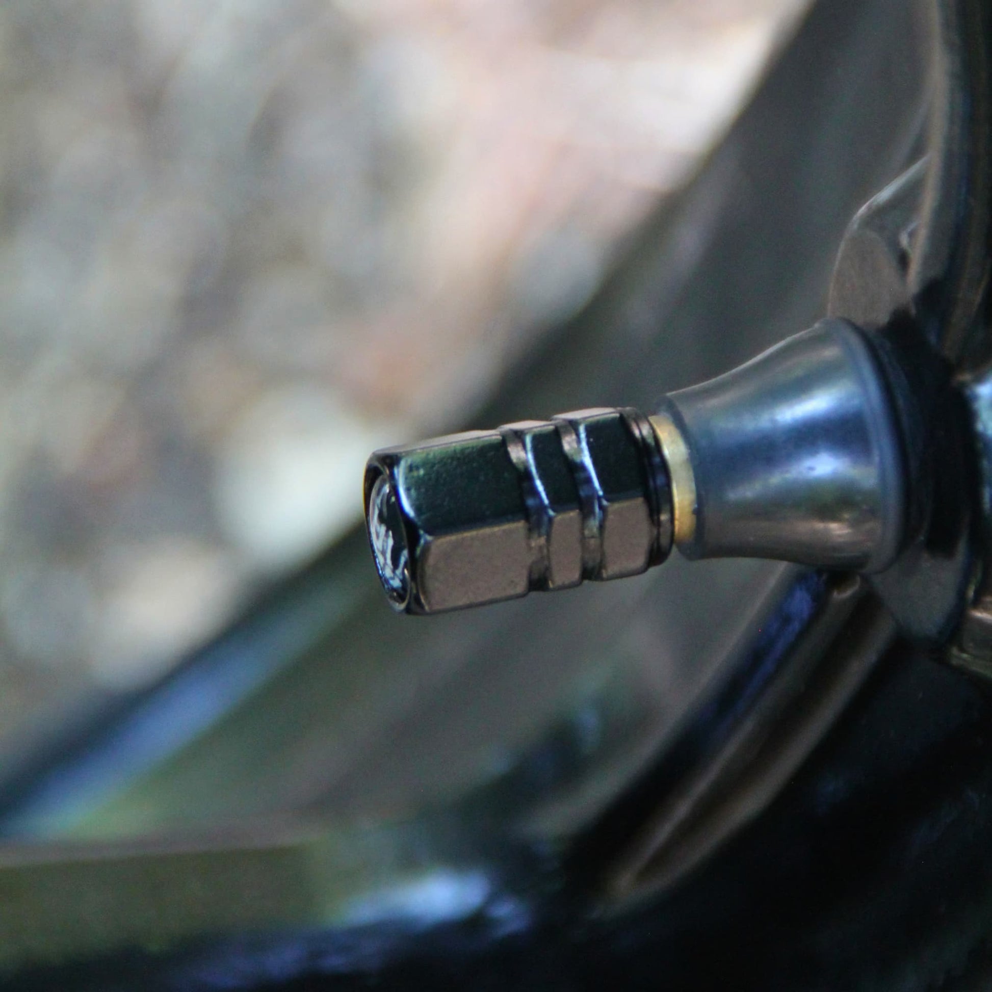 Bouchons de valve moto en situation. Design signe Rock main squelette.