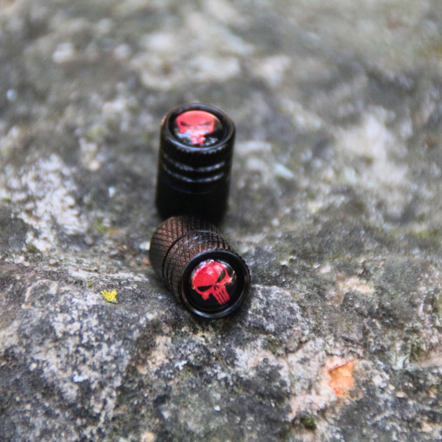 Bouchons de valve moto noirs et crâne rouge punisher
