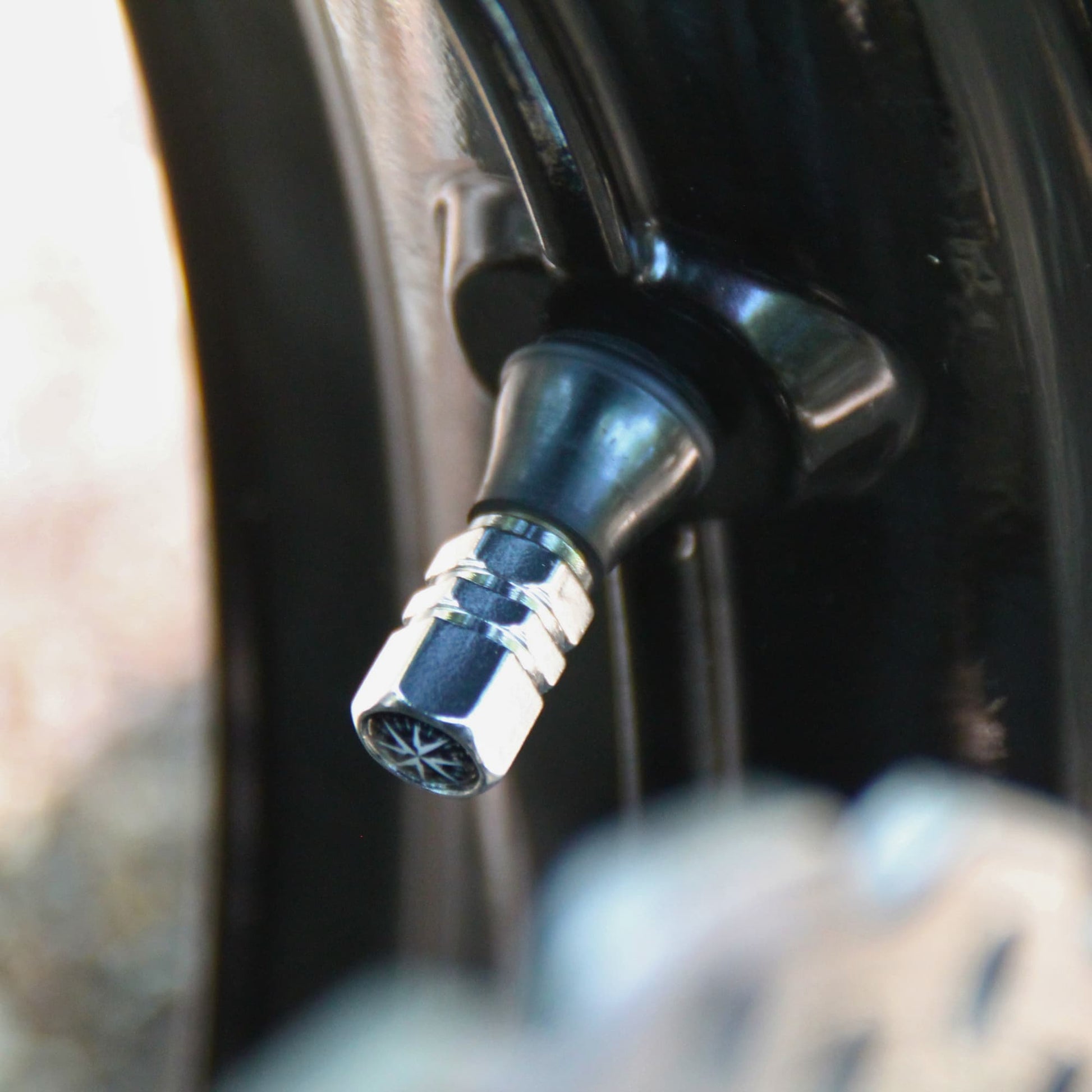 Bouchons de valve de moto argentés  design Rose des Vents. Cadeau motard à petit prix.