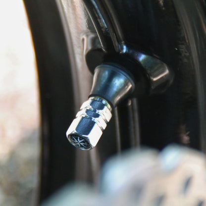 Bouchons de valve de moto argentés  design Rose des Vents. Cadeau motard à petit prix.