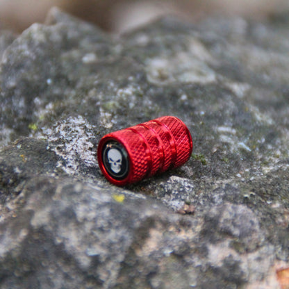 Bouchons de valve moto rouges et crâne. Une idée cadeau motard pas chère !
