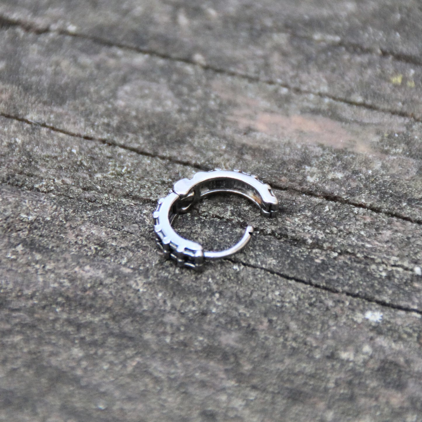 Système d'attache des boucles d'oreilles mini créoles en acier inox en chaine de moto. 