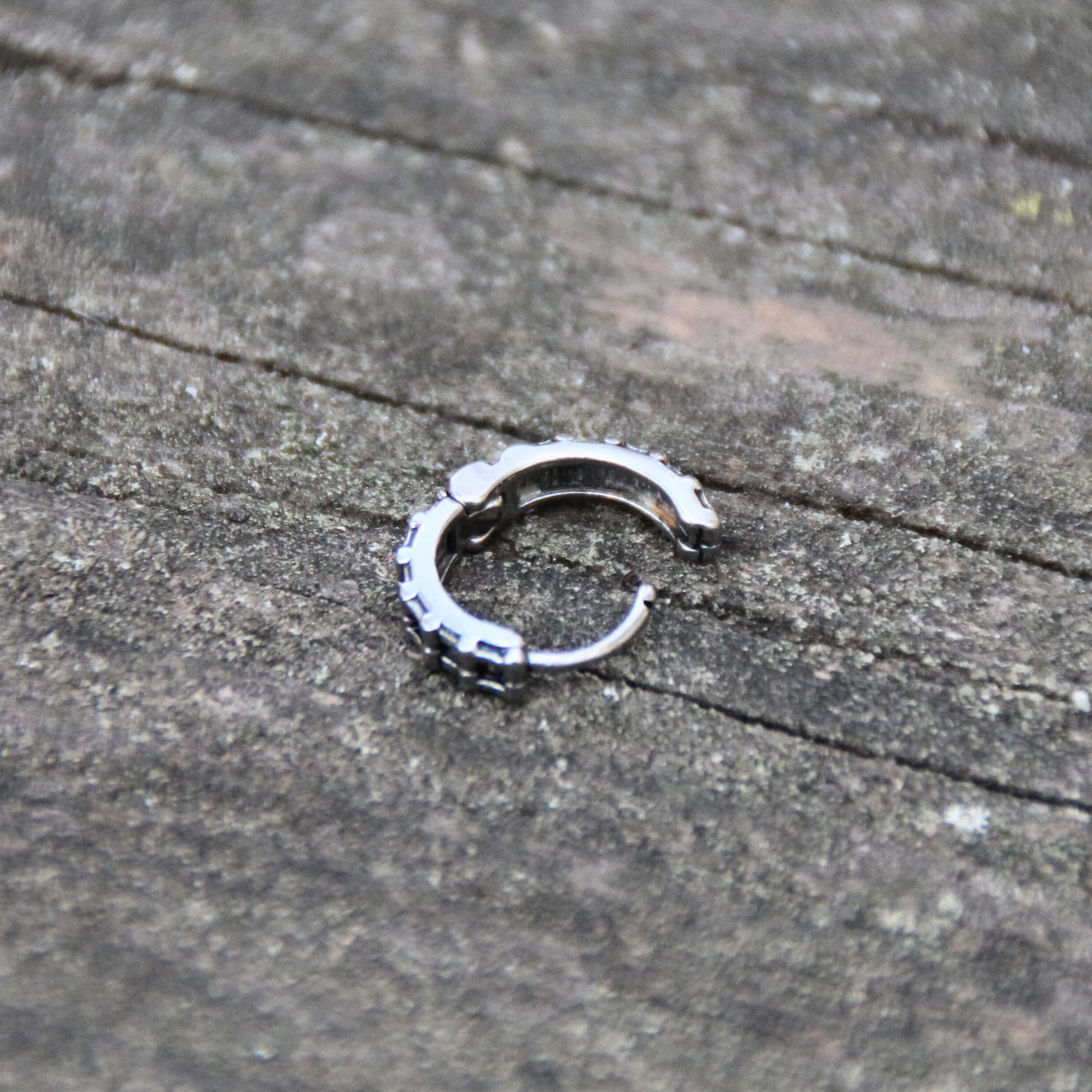 Système d'attache des boucles d'oreilles mini créoles en acier inox en chaine de moto. 