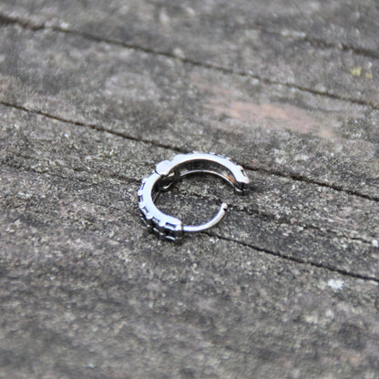 Système d'attache des boucles d'oreilles mini créoles en acier inox en chaine de moto. 