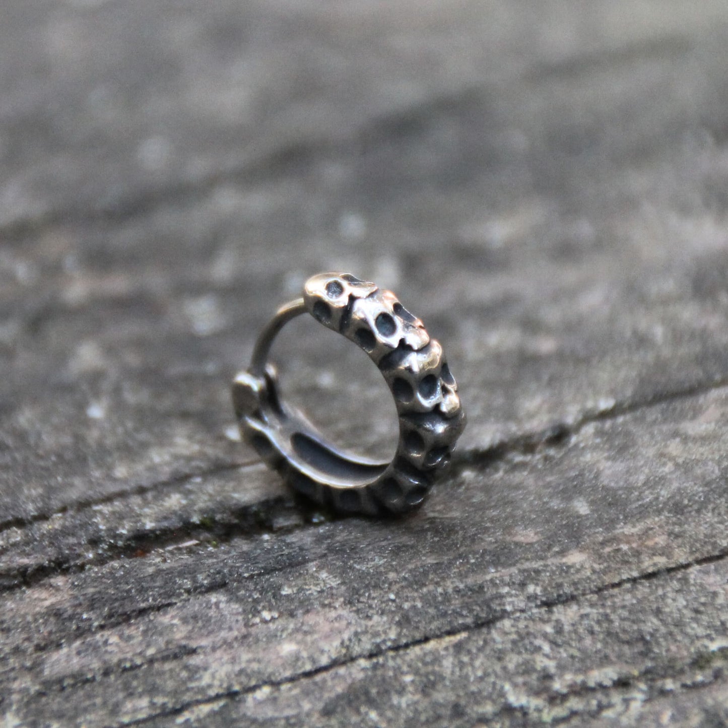 Boucles d'oreilles mini créoles en acier inox crânes. Anneau fermé, idéal pour motardes