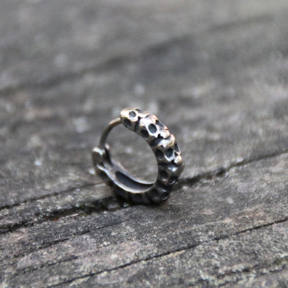 Boucles d'oreilles mini créoles en acier inox crânes. Anneau fermé, idéal pour motardes