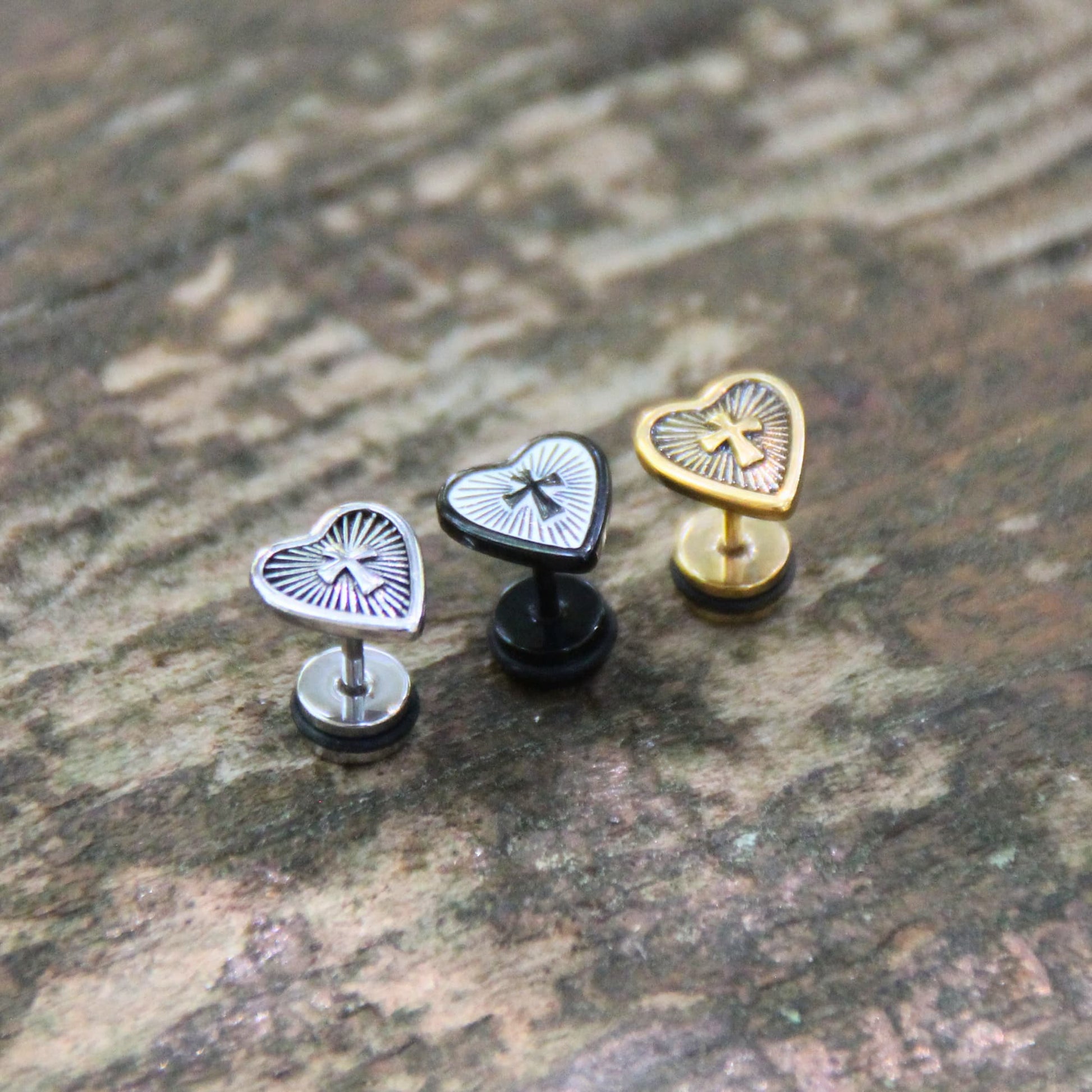 Trio de Boucles d'oreilles coeur et croix en acier inox finition oxydé