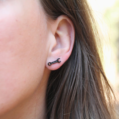 Boucles d'oreilles clé mécanique idéales pour motarde.