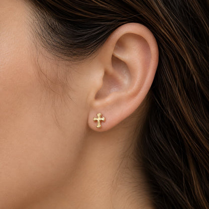 Boucles d'oreilles croix acier inox portée par une motarde