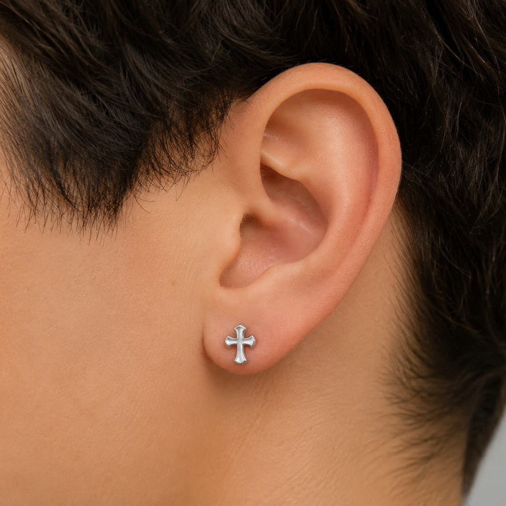 Boucles d'oreilles croix acier inox argent porté par un motard