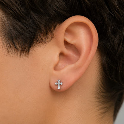 Boucles d'oreilles croix acier inox argent porté par un motard