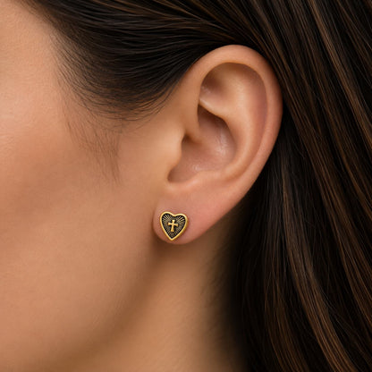 Boucles d'oreilles coeur et croix en acier inox doré portée par une motarde