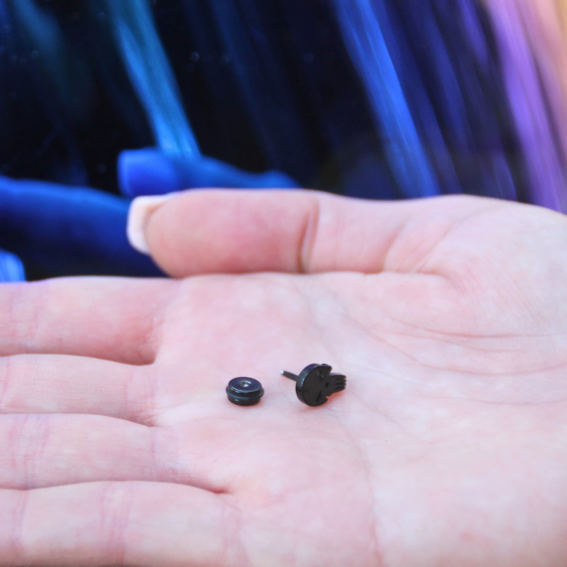 Boucles d'oreilles puces en acier inox en forme de tête de mort punisher. Embout plat et vissé, parfait pour les motards sous le casque !