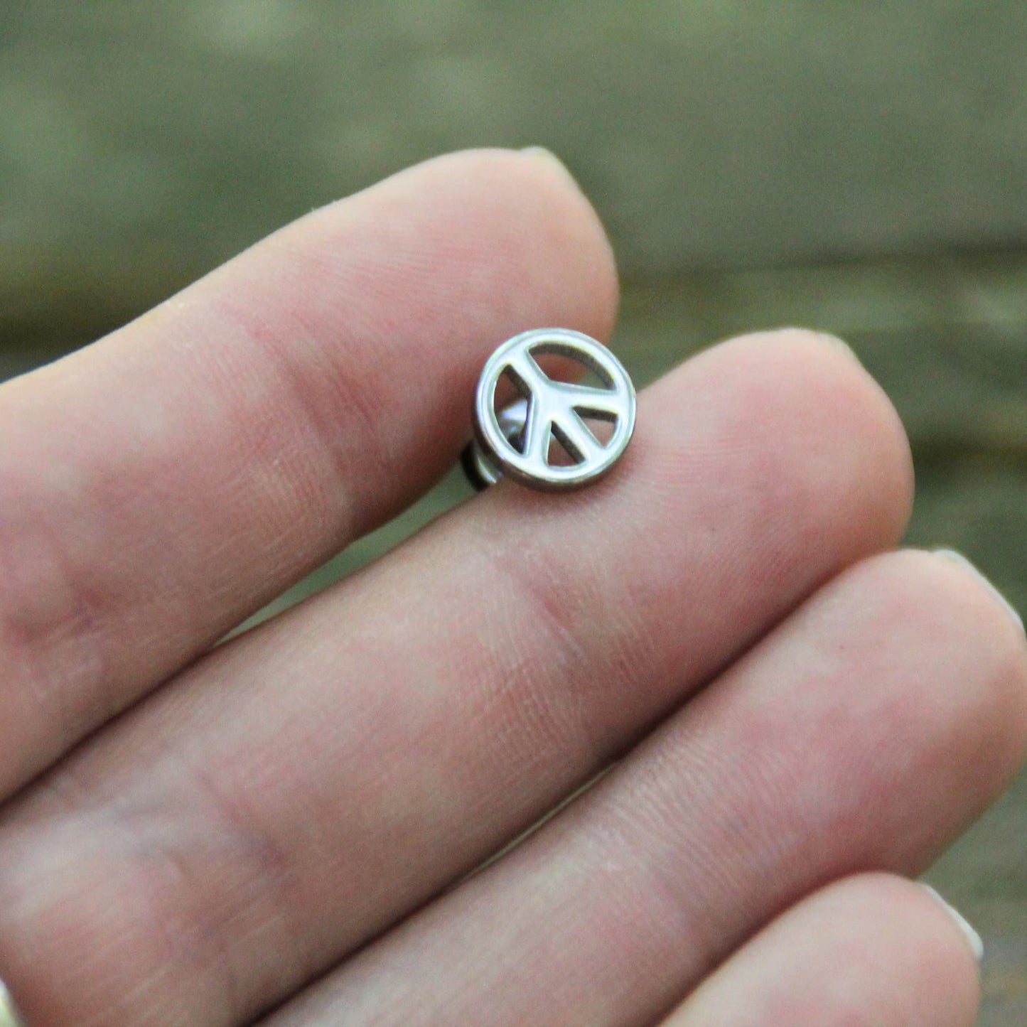 Boucle d'oreille Peace acier inox spécial casque de moto avec embout plat et vissé