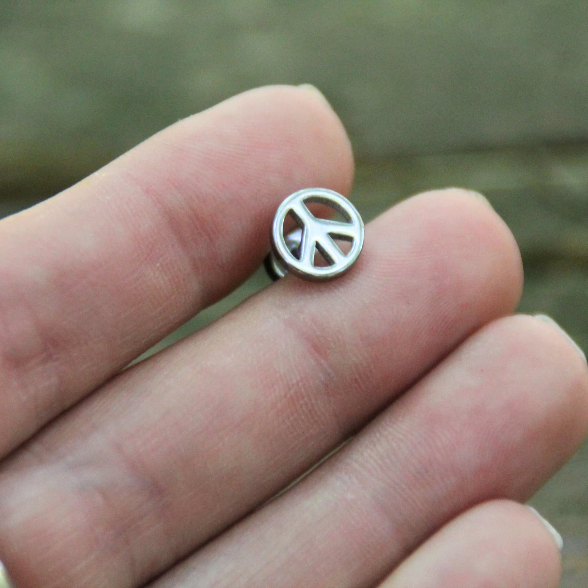 Boucle d'oreille Peace acier inox spécial casque de moto avec embout plat et vissé
