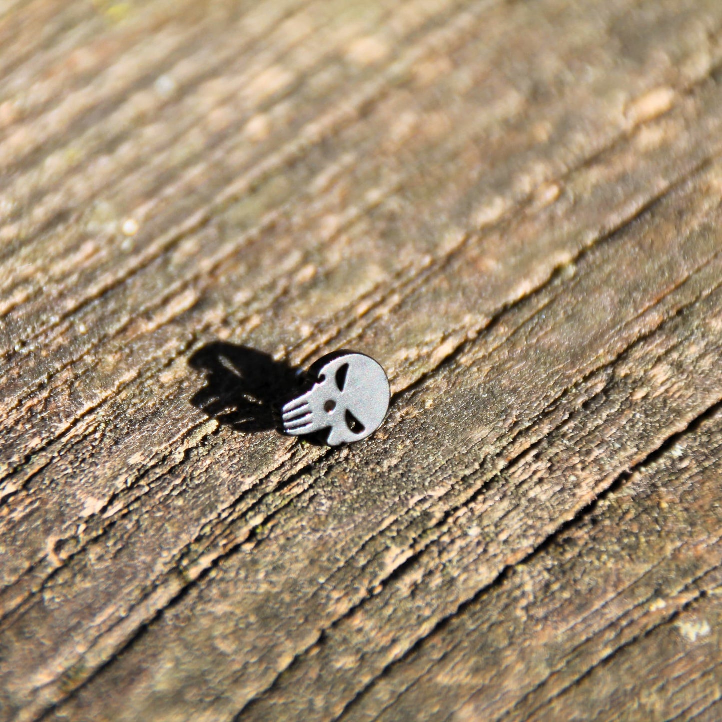 Boucles d'oreilles puces en acier inox en forme de tête de mort punisher. Idéales pour porter sous un casque de moto
