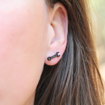 Boucles d'oreilles puces en acier inox en forme de clé mécanique