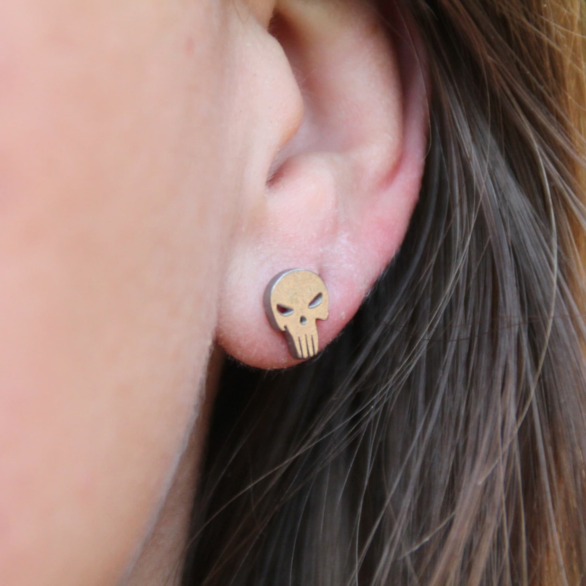 Boucles d'oreilles puces en acier inox crâne Punisher idéales piour motard.
