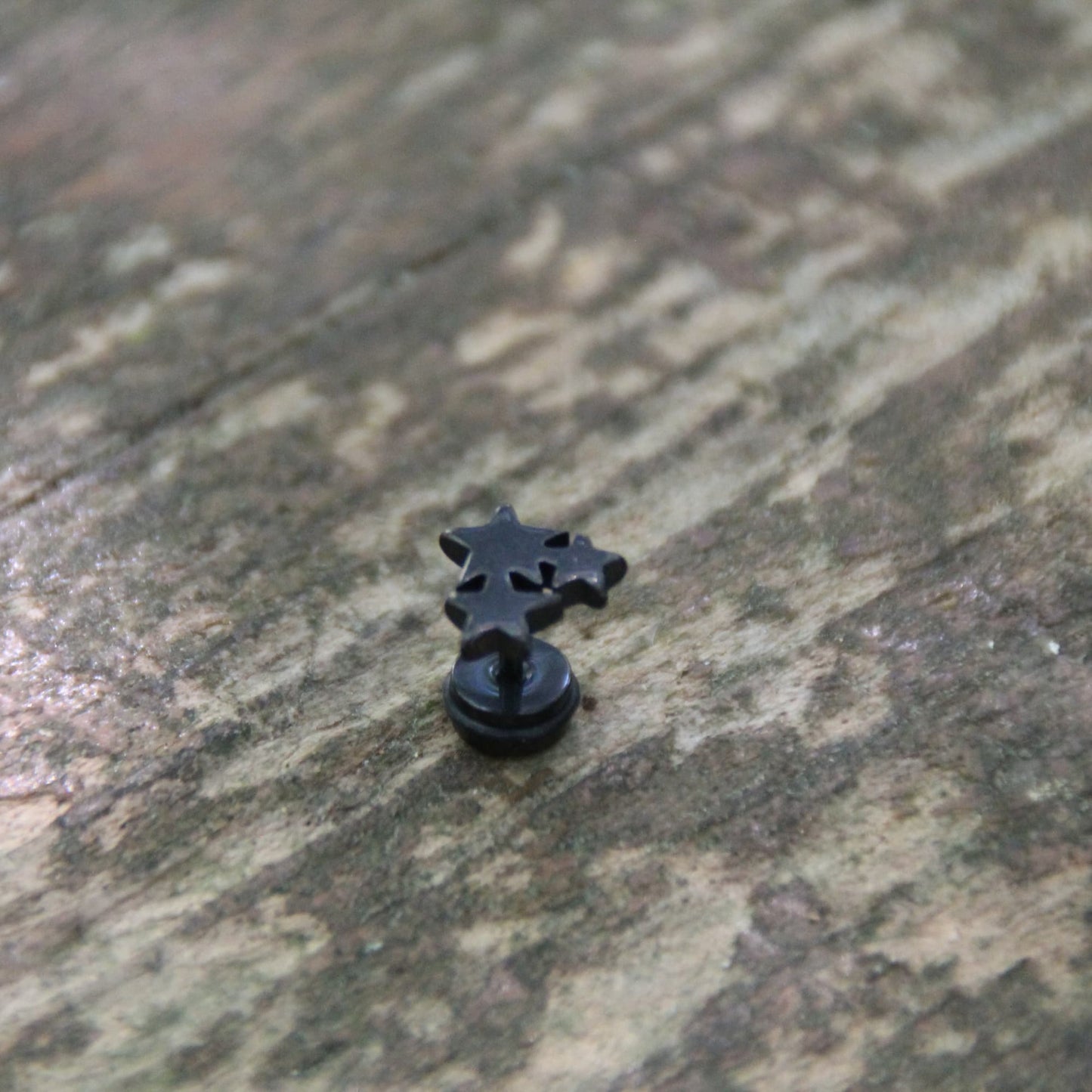 Boucles d'oreilles trio d'étoile en acier inox noir. Confort sous le casque de moto avec l'embout plat et vissé.