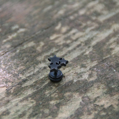 Boucles d'oreilles trio d'étoile en acier inox noir. Confort sous le casque de moto avec l'embout plat et vissé.