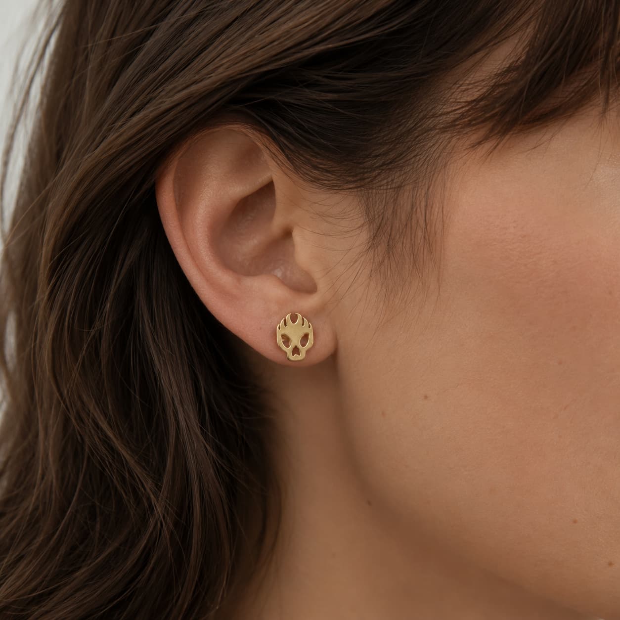 Motarde portant les boucles d'oreilles crane en feu