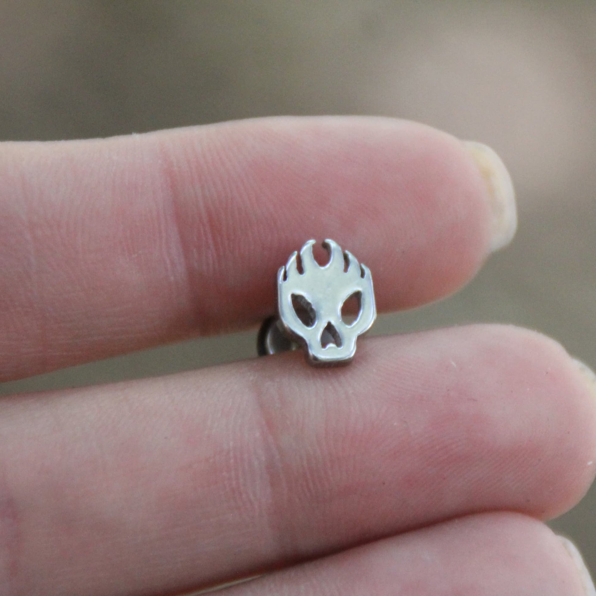 Boucles d'oreilles crane en feu spécial casque de moto argenté