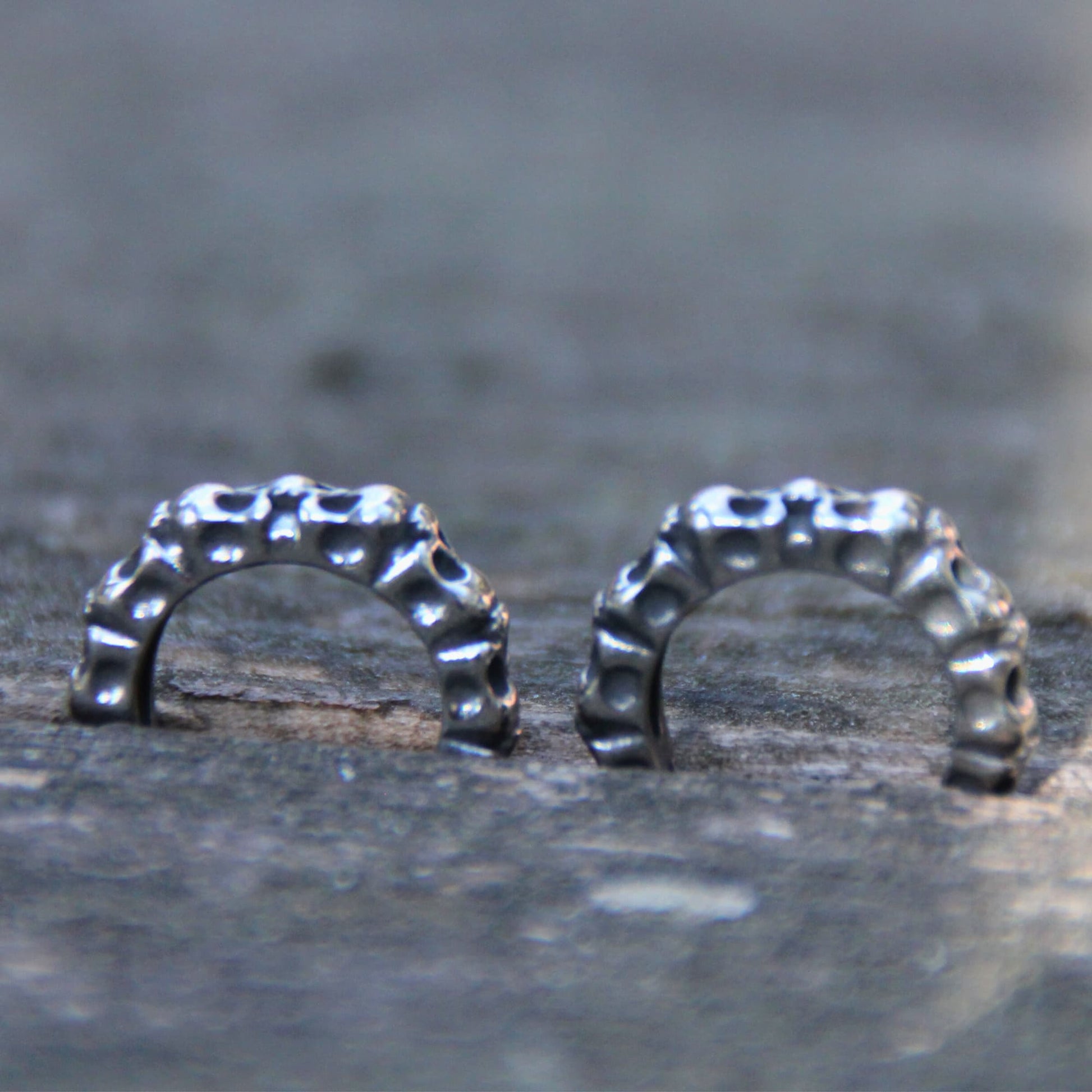 Détails des boucles d'oreilles mini créoles en acier inox crânes.