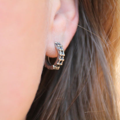 Boucles d'oreilles mini créoles en acier inox en chaine de moto. Anneau fermé.