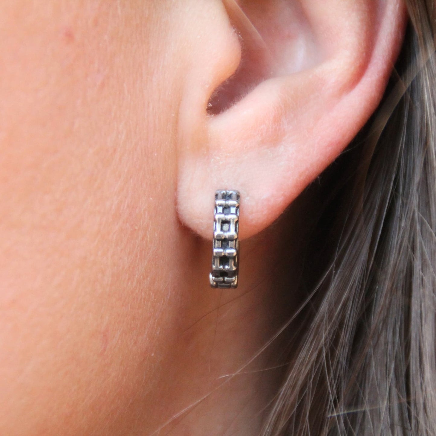 Boucles d'oreilles mini créoles en acier inox en chaine de moto vues de face