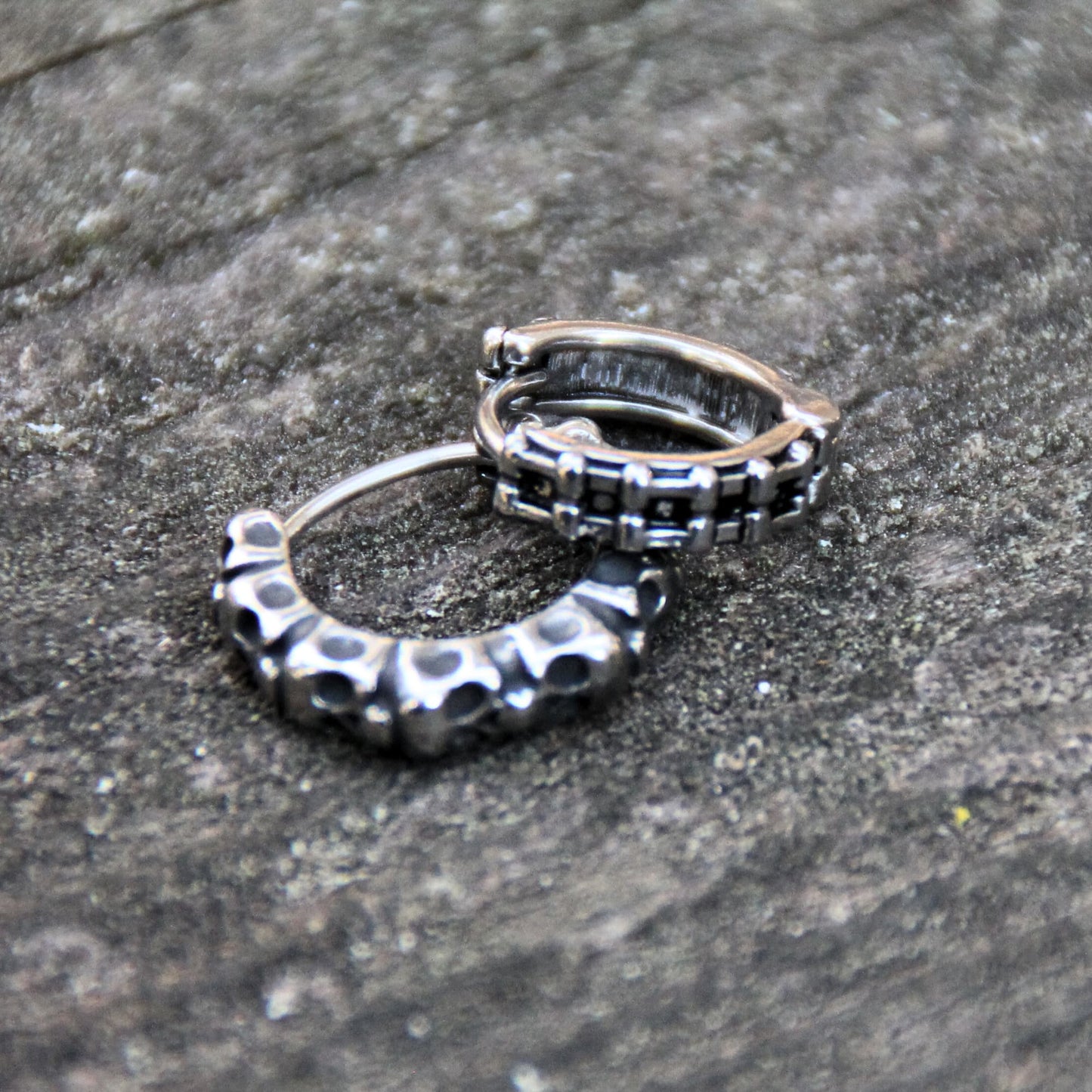 Duo de boucles d'oreilles mini créoles en acier inox en chaine de moto et crânes.