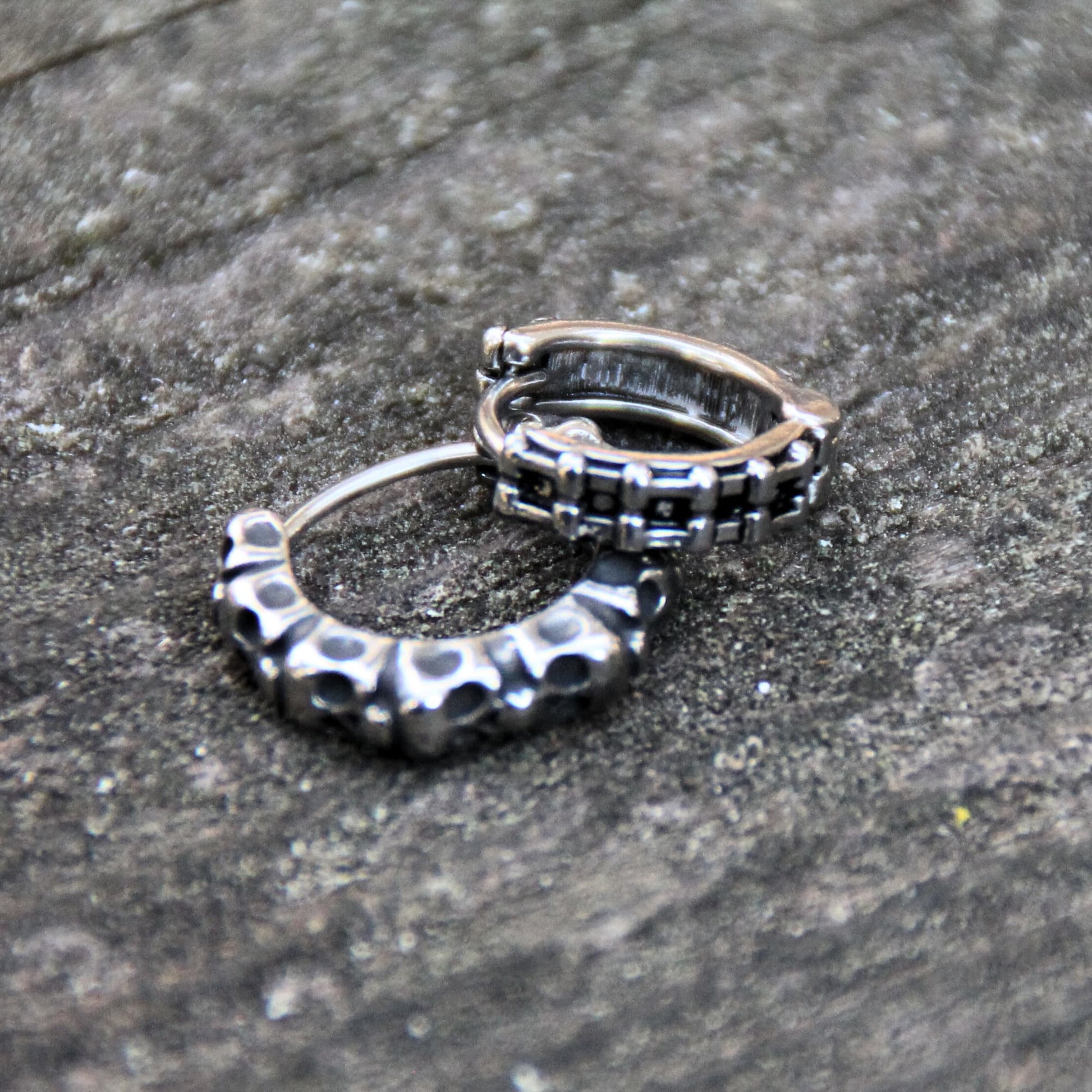 Duo de boucles d'oreilles mini créoles en acier inox en chaine de moto et crânes.