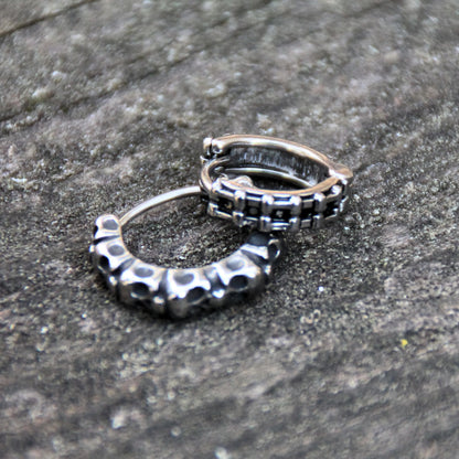 Duo de boucles d'oreilles mini créoles en acier inox en chaine de moto et crânes.