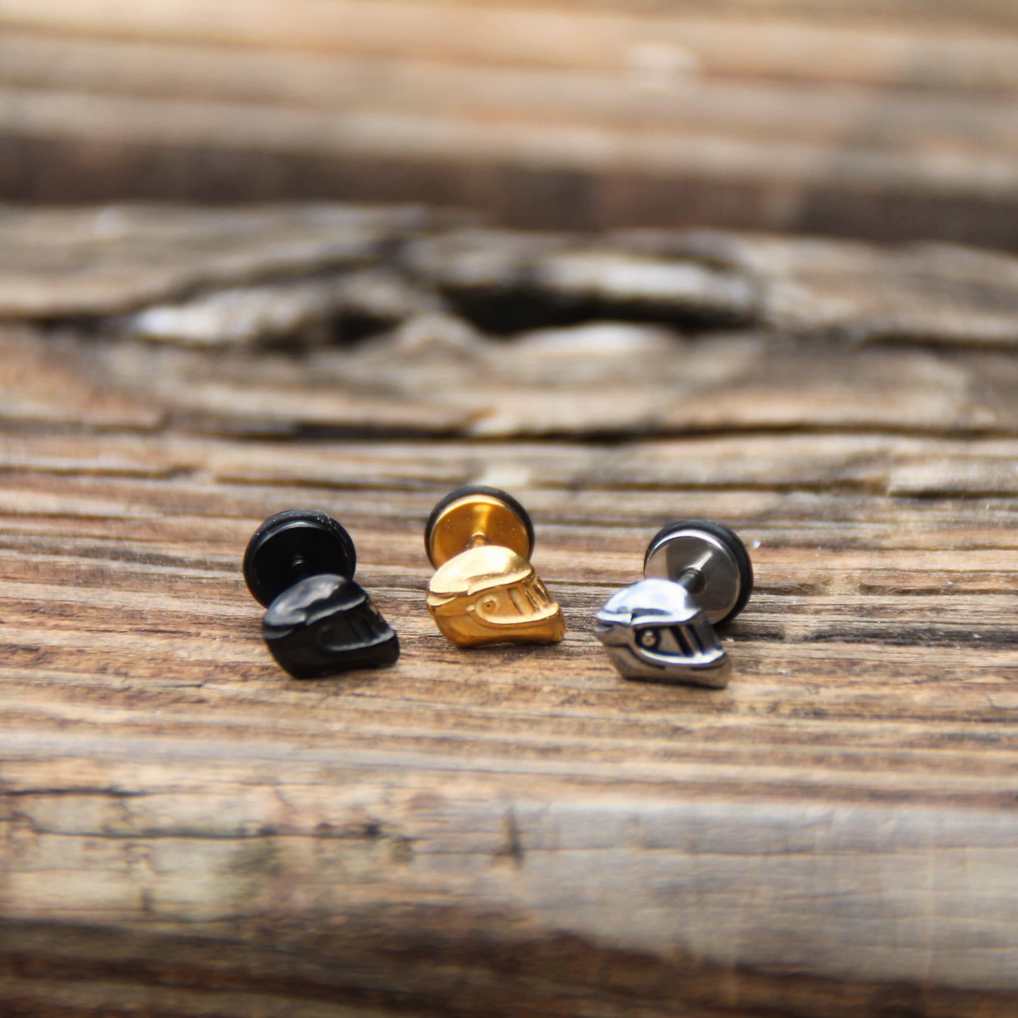 Trio de boucles d'oreilles puces en acier représentant des casques de moto en 3 coloris 